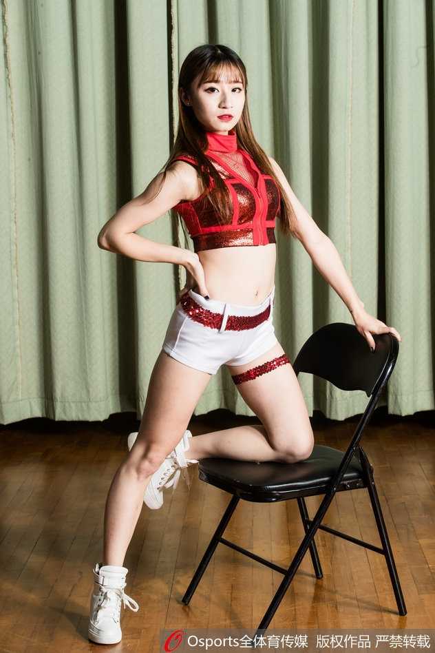 两位肯帝亚宝贝并肩而坐，一人轻撩发梢，一人温婉浅笑，白皙美腿在光影下交织，展现出姐妹情深与团队特有的柔美魅力。