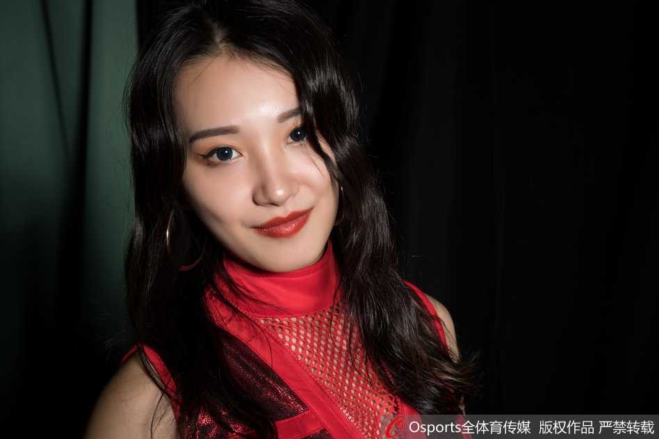 群像写真中，宝贝们以性感而自信的姿态出镜，身后的光影斑驳，她们如同从黑夜中走来的精灵，准备在即将到来的赛季中点燃全场激情