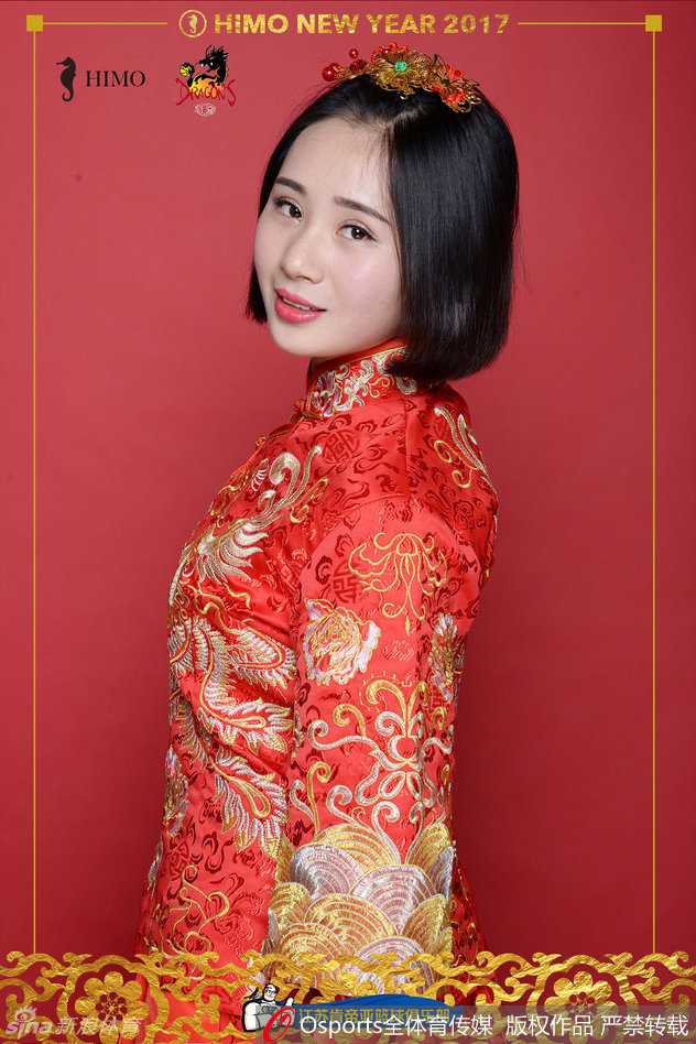 这位宝贝身姿挺拔，她的民俗盛装在灯光下熠熠生辉，举手投足间既有东方女性的温婉贤淑，又不失现代女孩的自信与灵动，仿佛从古典画卷中走出的新春使者。