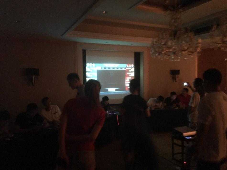 英雄们在峡谷中向着胜利前进,阳光洒在征途上,正如江苏肯帝亚在体坛跨界融合的道路上,满怀信心地开启全新的电竞征程,未来充满无限可能。