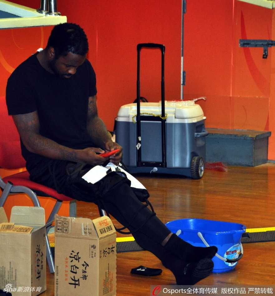 老将陶汉林在内线顶防对手，虽然面对包夹依然毫不畏惧，奋力跃起争抢篮板，展现了山东男篮不屈的强硬传统。