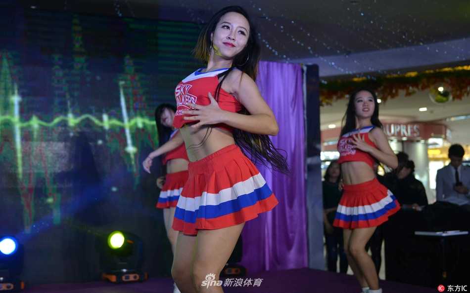 伴随着动感的节拍，女孩们整齐划一地舞动，她们修长的身姿在灯光下格外醒目，每一个动作都充满了青春特有的爆发力与韵律感。