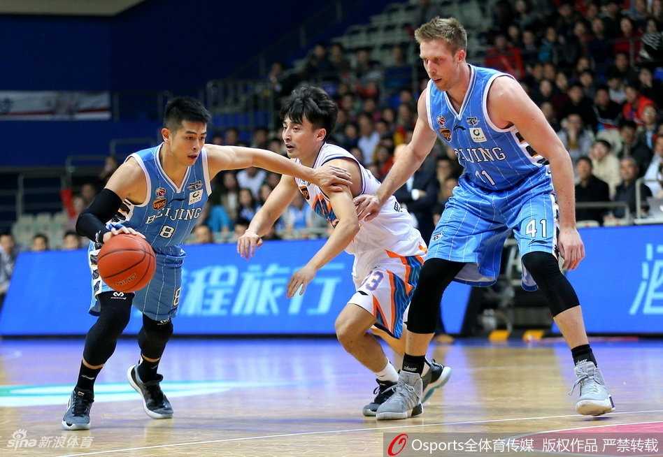 汉密尔顿在曾文鼎头顶上演单手劈扣，那狰狞的表情和暴起的青筋，是北京队内线独自扛起球队的悲壮宣言。