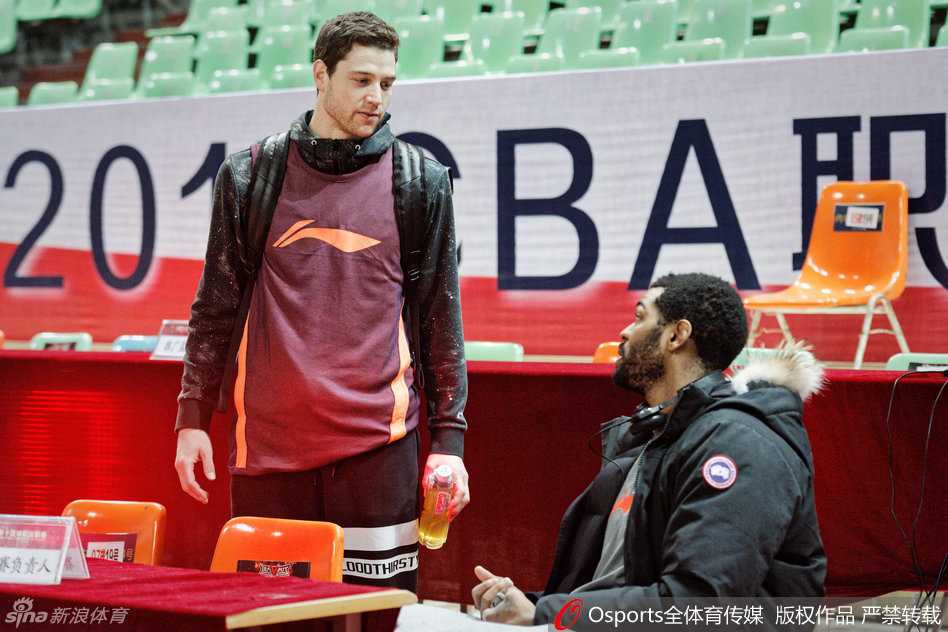 刘晓宇在训练中全神贯注，运球突破，作为球队的大脑，他的每一个决策都关乎着进攻的流畅度。