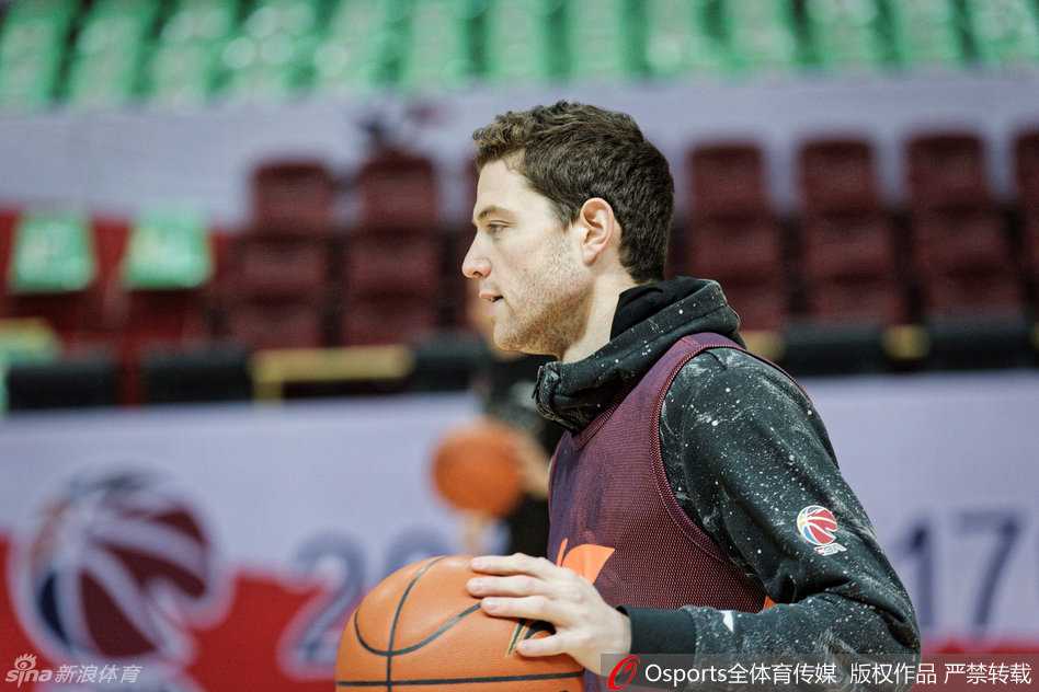 主教练刘鹏双手抱胸，神情严肃地接受采访，他正在阐述针对第30轮的战术部署，以及对年轻球员的期望。