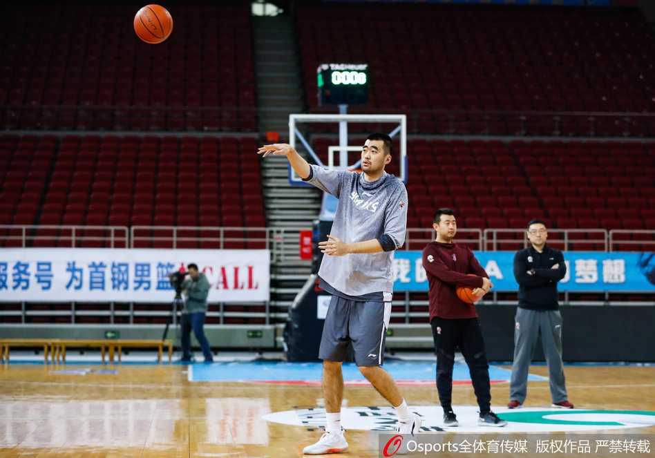 罗汉琛持球快速切入，面对防守悍将毫不畏惧，以灵动步伐撕开防线，如利刃般直插对手腹地。