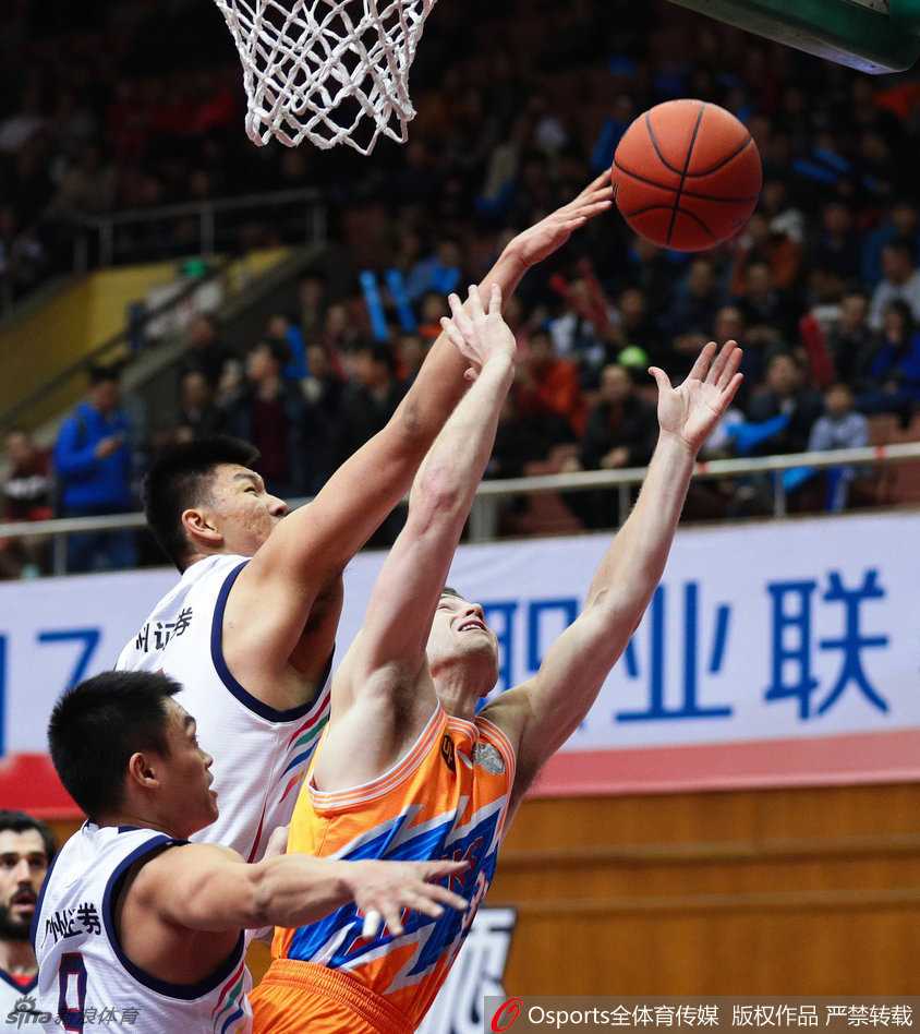 老将刘炜骑马射箭般抛投出手，防守球员飞身封盖却为时已晚，彰显老将风采