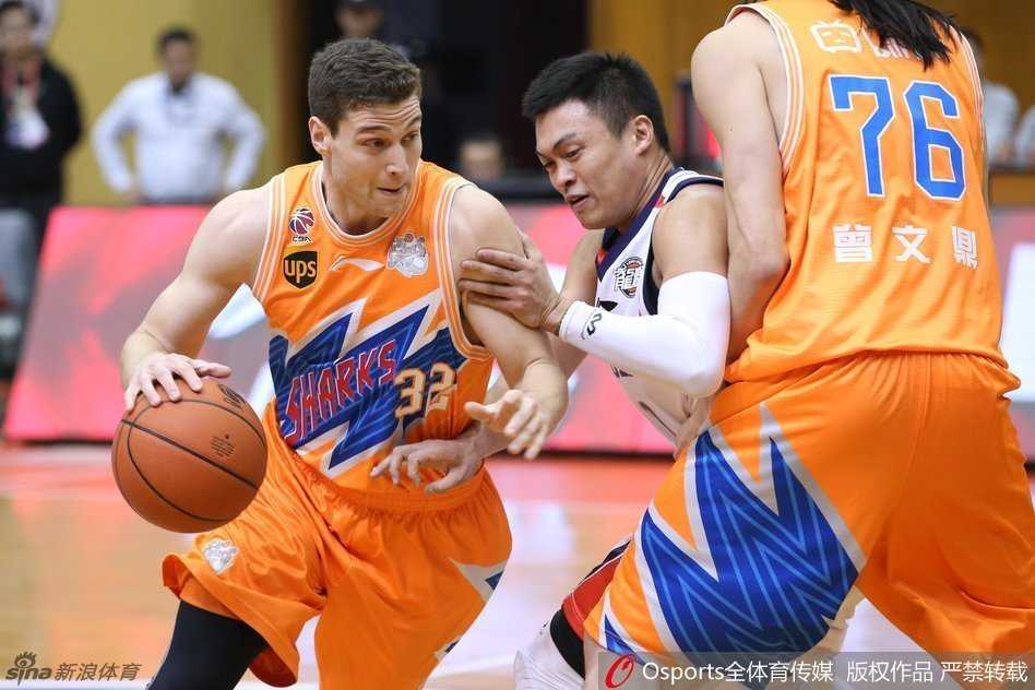 寂寞大神弗雷戴特如闪电般持球突破，防守球员只能望其项背，整个球馆都为他的得分盛宴而沸腾