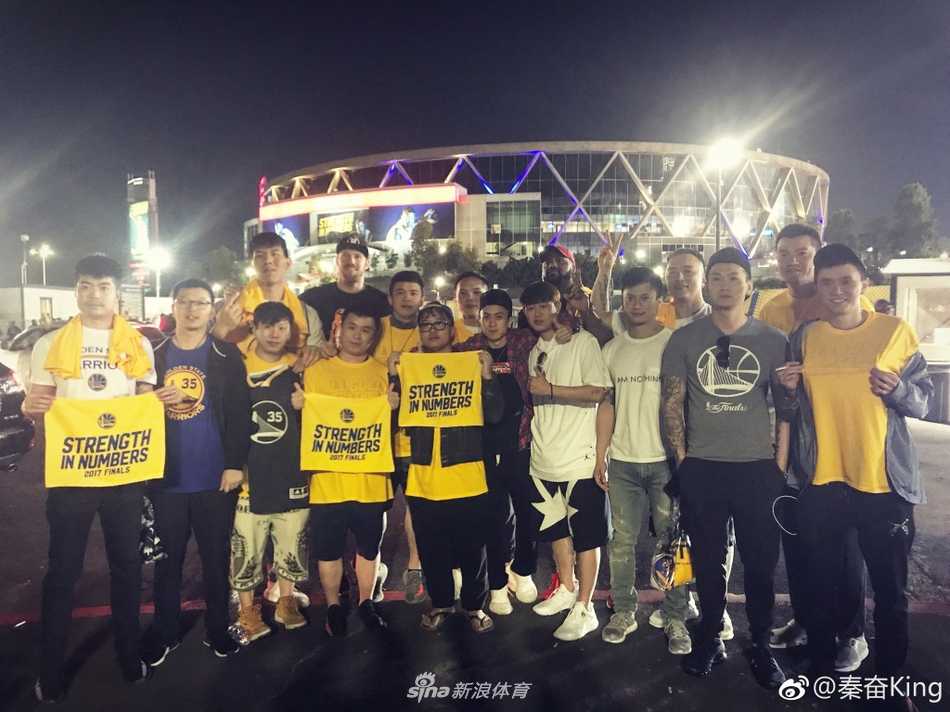 在3X3黄金联赛的赛场上，秦奋身穿黑色球衣专注运球突破，面对防守球员的贴身紧逼，他压低重心，眼神犀利，展现出与场边观战时截然不同的竞技状态。