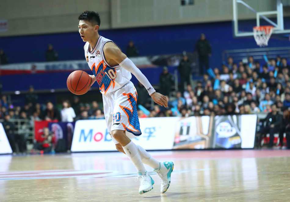 加时赛关键时刻，弗雷戴特与队友张兆旭用力击掌，相互鼓励，这是属于团队的胜利