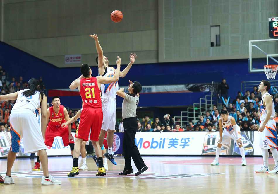 争议判罚发生后，当值主裁判被情绪激动的深圳队球员团团围住，场面一度混乱失控