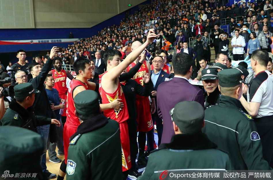 上海队外援亚布塞莱在深圳队内线长人如林的禁区中，高高跃起准备完成一次势大力沉的进攻