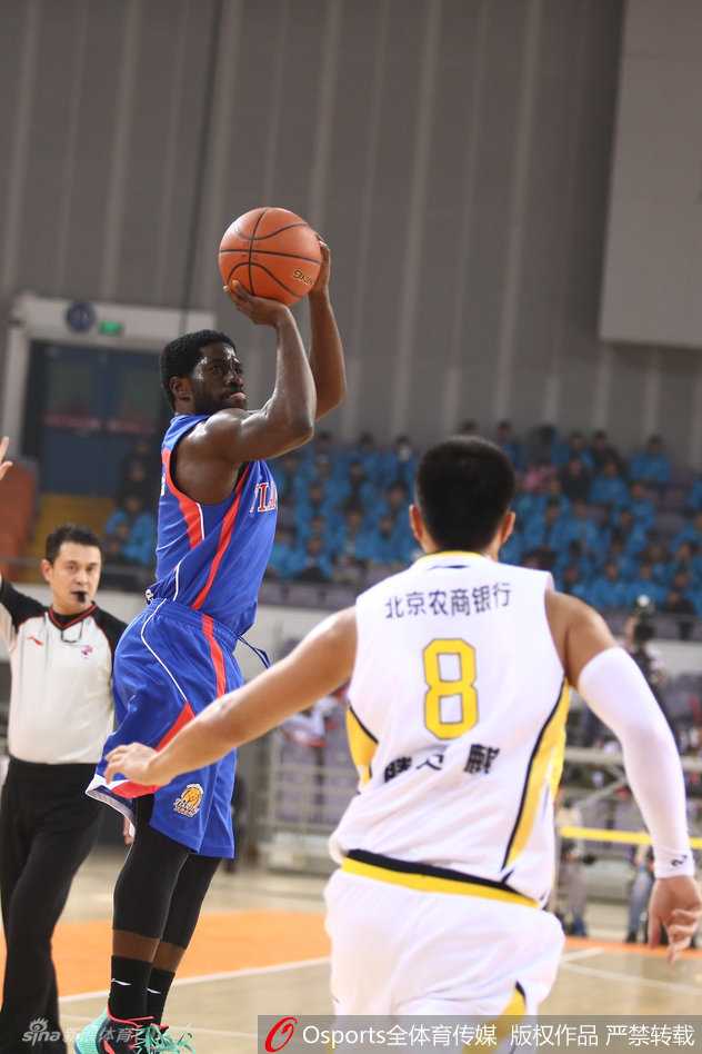 山东队核心丁彦雨航持球面对防守球员，他眼神坚定，加速突破，准备杀入内线得分或制造犯规。