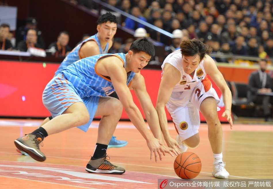 丁彦雨航无视防守腾空上篮，空中对抗展现本土MVP的硬汉风采。