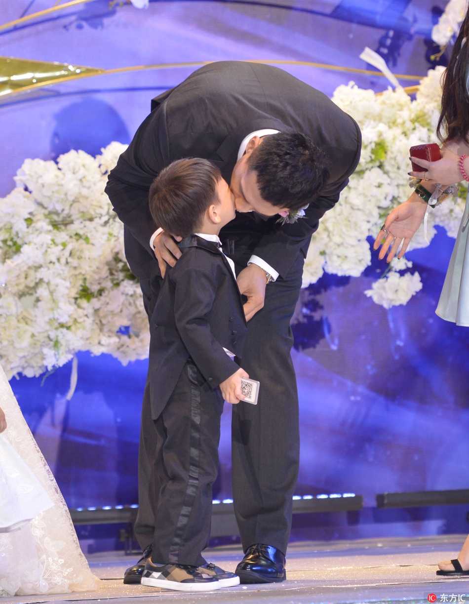 好友丁彦雨航手持话筒开起玩笑，身旁的吴轲开怀大笑，一旁的妻子也忍俊不禁，队友间的深厚情谊在欢声笑语中流淌，现场气氛轻松而热烈。