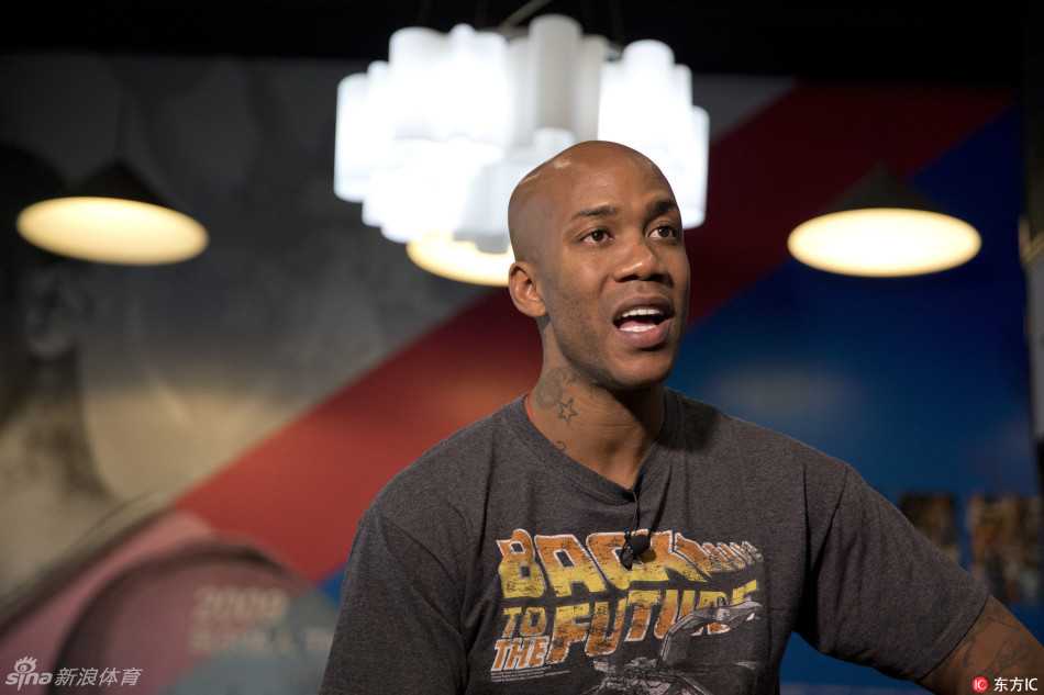 神情专注的马布里在博物馆内接受专访，他用手比划着，正在向记者解释着什么，身后的展柜里，记录着他在北京队的辉煌时刻。