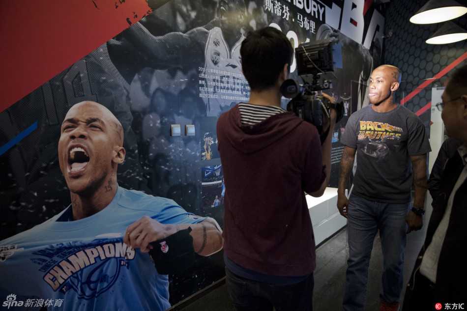 透过玻璃橱窗，映出马布里沉思的身影，橱窗里展示着他获得的荣誉勋章，这一刻，个人与城市的故事，在博物馆里静静交融。