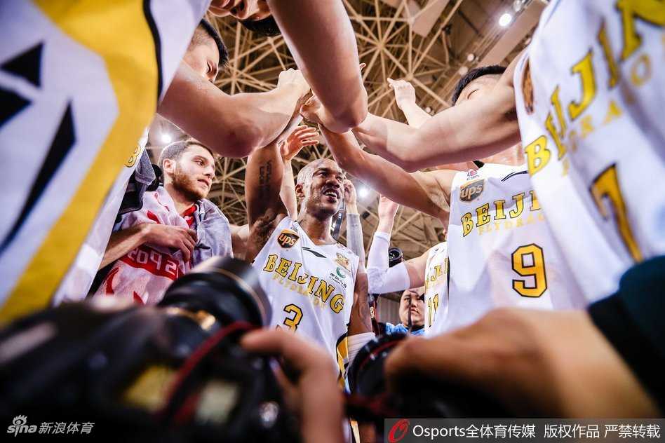 向球迷深深鞠躬，马布里在仪式最后，面向看台深深鞠躬，感谢这座伟大的城市和可爱的球迷多年来的不离不弃与狂热支持。