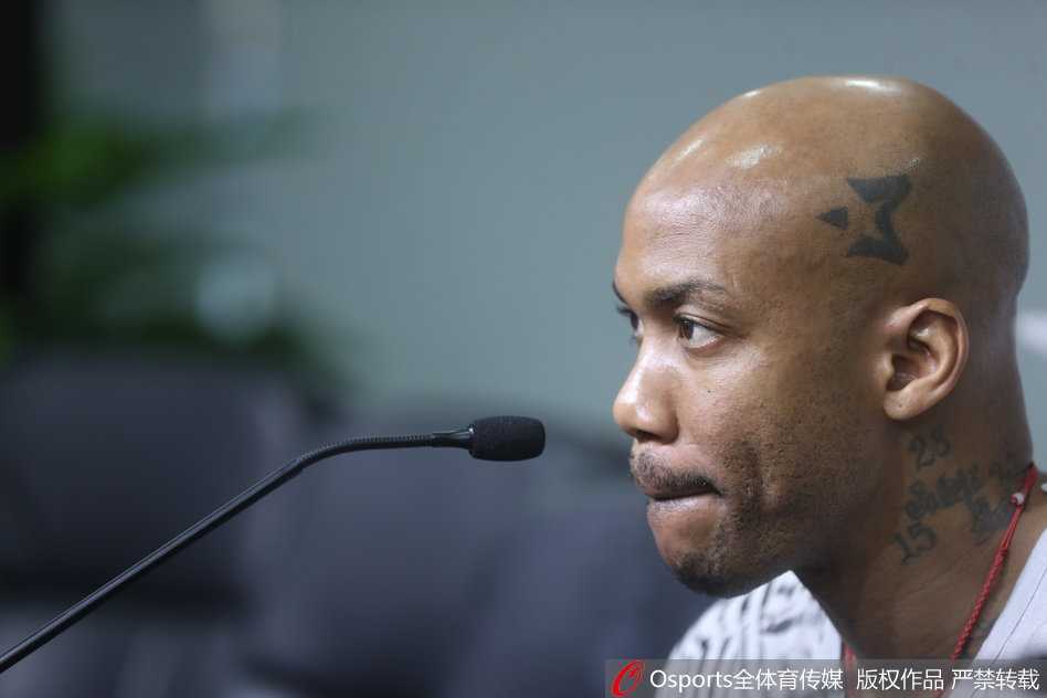 赛前发布会上，马布里认真倾听记者提问，身后的背景板记录着他职业生涯最后的高光时刻。