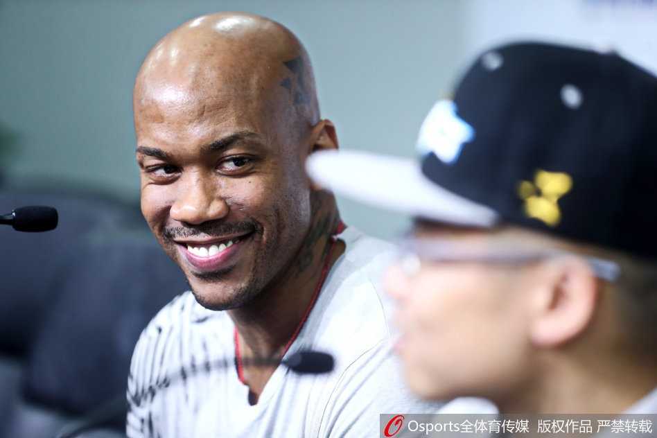 马布里在发布会上面带微笑侃侃而谈，回忆起在中国九年的美好时光，脸上洋溢着幸福与感激之情。