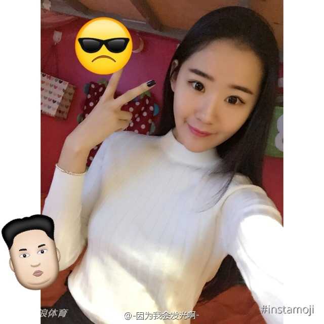 杨诗尹在镜头前展现出专业的模特走秀气场，一身时尚打扮让她看起来星味十足，随意拨弄秀发的动作透着慵懒与自信。