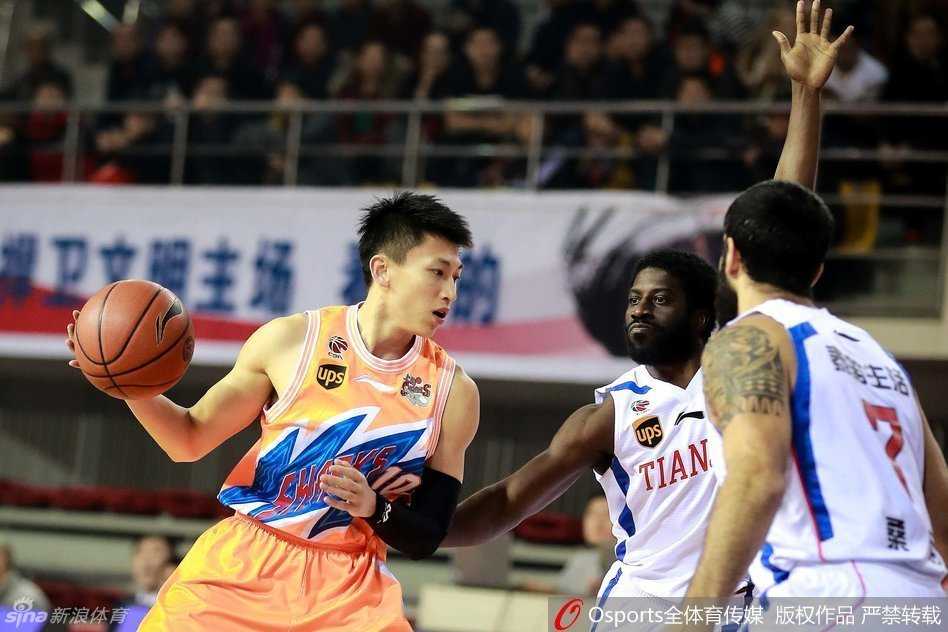 刘晓宇冷静指挥队友跑位，面对天津队的严密盯防寻找致命一击的缝隙