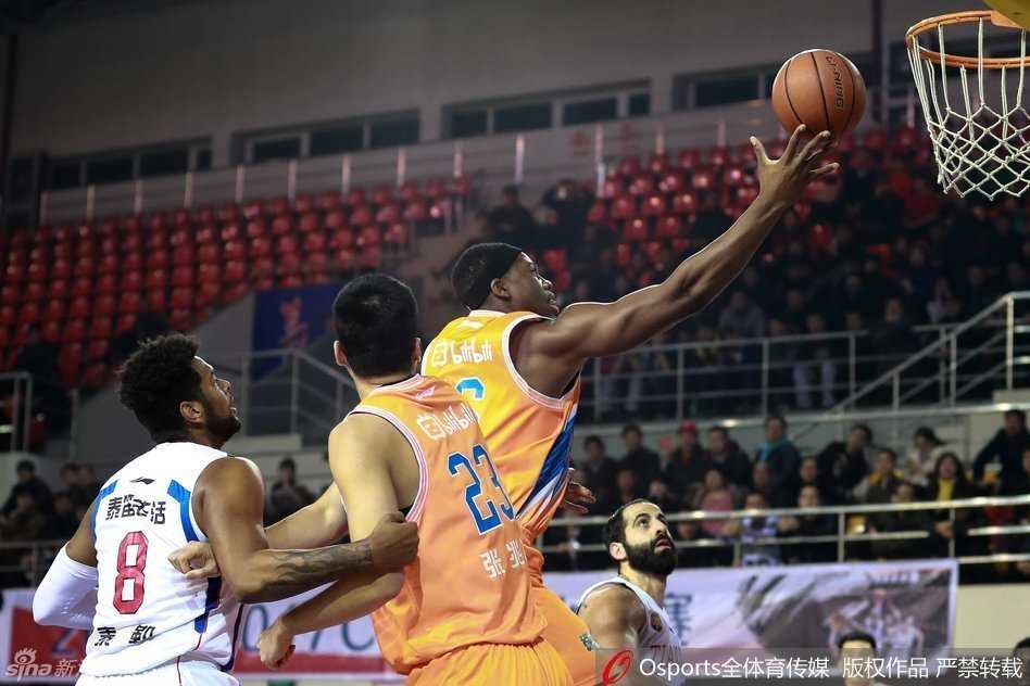 上海外线球员高高跃起，用一记遮天蔽日的奋力封盖拒绝了天津队的必进上篮