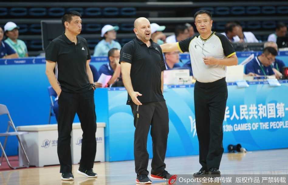 年轻力量！北京队小将王旭突破抛投，动作行云流水，敢打敢拼尽显朝气。