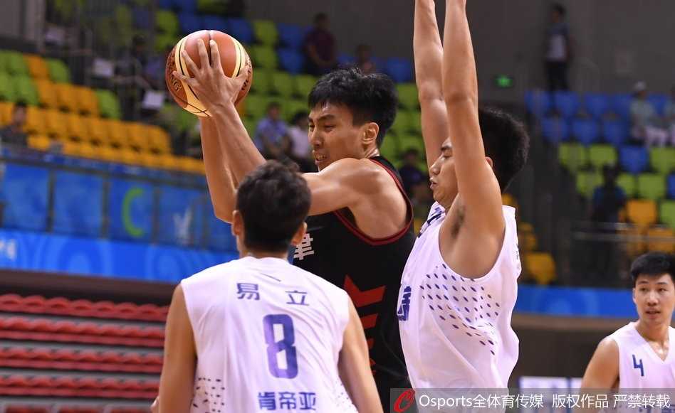 易立在比赛最后时刻高高跃起跳投射，篮球划过一道完美弧线直奔篮筐，这一刻他主宰了比赛。