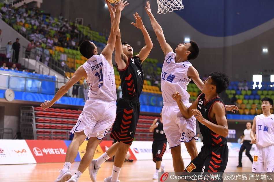 江苏队球员们紧紧围在一起庆祝这场来之不易的逆转胜利，易立成为了全队最坚实的依靠。