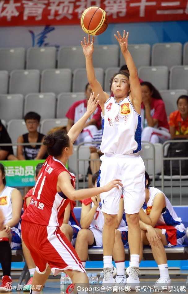 江苏队陈晓佳加时赛中命中关键球后握拳怒吼，眼神中透露着杀死比赛的坚定与霸气。