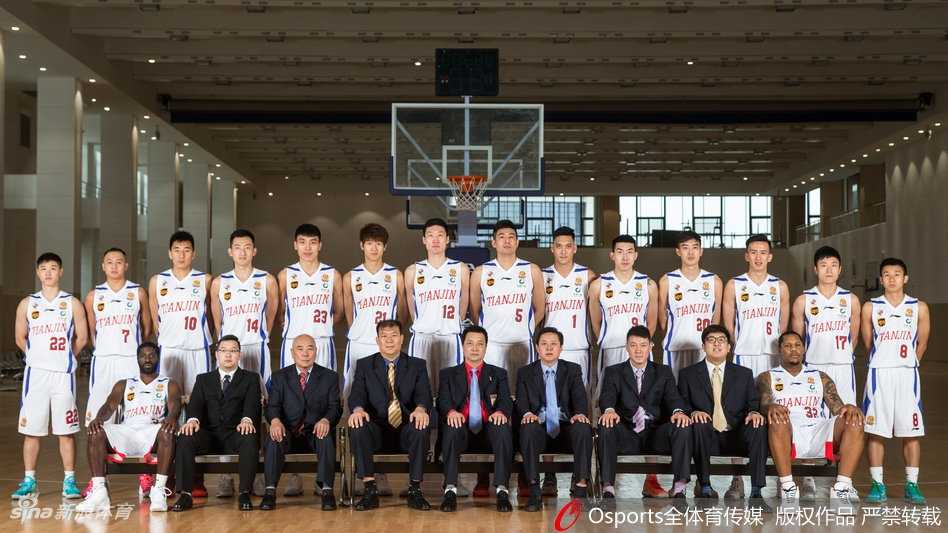 霍尔曼手持自拍杆，化身球队气氛担当，与队友们挤在一起欢乐自拍，定格下新赛季团结一心的瞬间