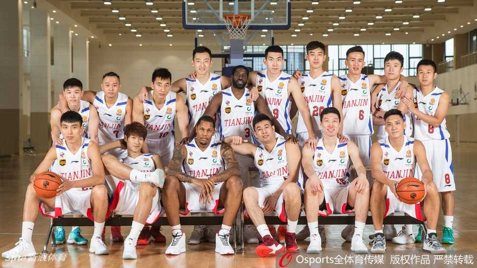 杰特在镜头前运球突破，眼神犀利，仿佛已经进入比赛状态，作为球队的领袖，他将肩负起梳理进攻的重任