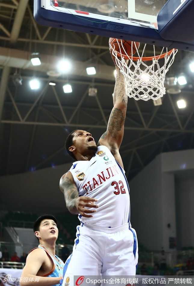 霍尔曼在新疆内线群中强行起跳，单手将球砸进篮筐，整个篮球架仿佛都在他的暴力美学下颤抖，天津队替补席瞬间炸裂，挥动着毛巾为他欢呼。
