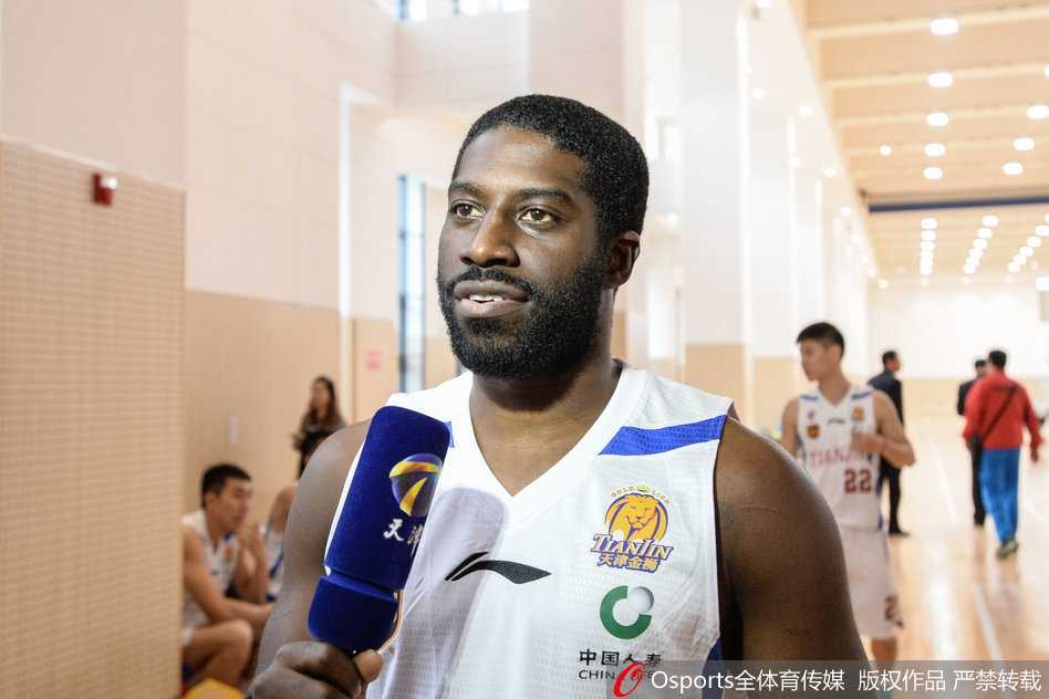 李荣培、张智涵等几名队员凑在手机屏幕前，搞怪地做出各种表情玩自拍，快门声伴随着阵阵笑声，整个见面会大厅洋溢着家一般的温暖与欢乐。