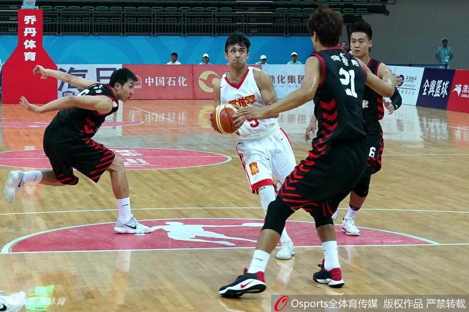 天津体育馆内灯火通明，身着红色战袍的东道主球员与军旅劲旅激烈拼抢，篮球在双方球员的指尖仿佛要被撕裂。