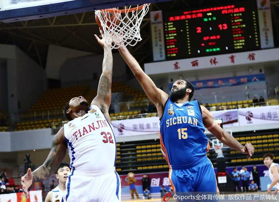 天津替补席在张智涵命中关键三分后瞬间陷入疯狂，球员们挥舞着毛巾，尽情宣泄着逆转带来的激动之情。