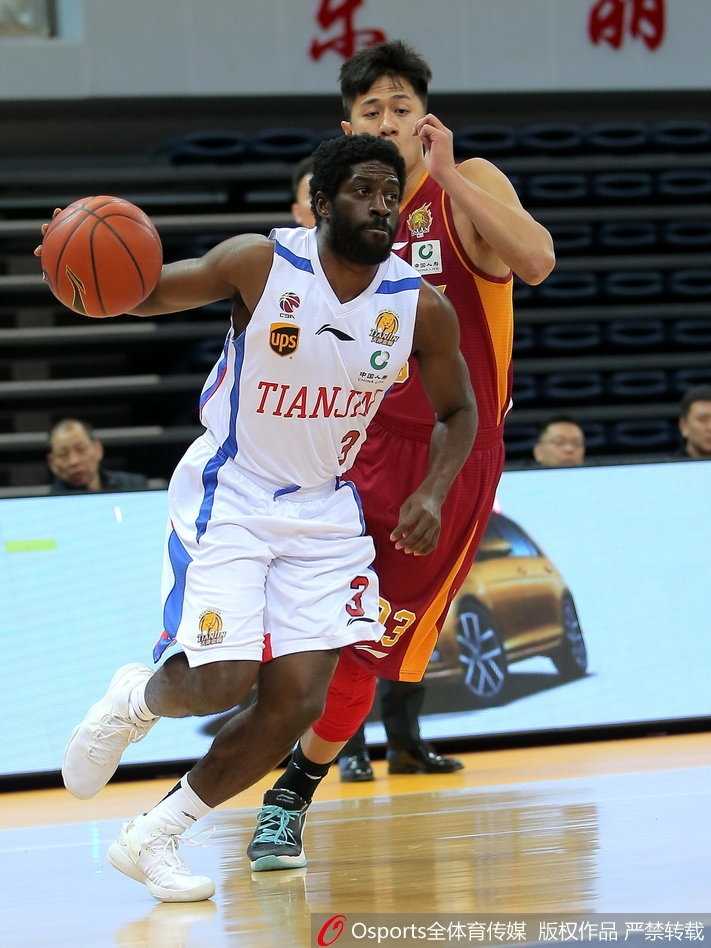 天津外援杰特在浙江队多人包夹下强行突破，眼神中透露出对胜利的极度渴望，篮球仿佛与他融为一体。