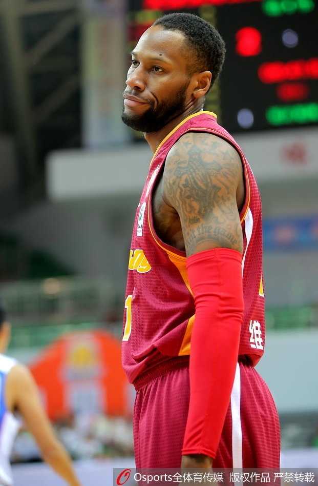 天津队张智涵在拼抢中面部受伤，血洒赛场，在场边紧急接受治疗，眼神依旧坚毅地盯着场内。