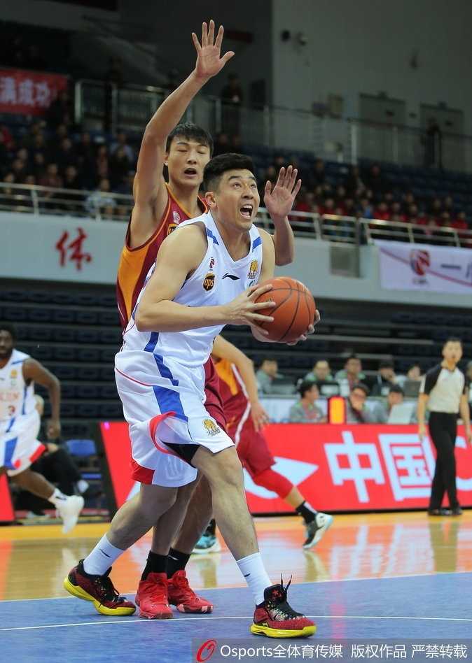 天津队老将杰特在比赛间隙弯腰喘息，汗如雨下，球衣紧贴在身上，尽显孤军奋战的疲惫与悲壮。