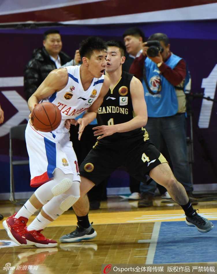 老将杰特在比赛中高高跃起，眼神坚毅地送出一记精妙的背后传球，篮球如手术刀般撕开山东队的防线，为队友创造出绝佳的进攻机会。