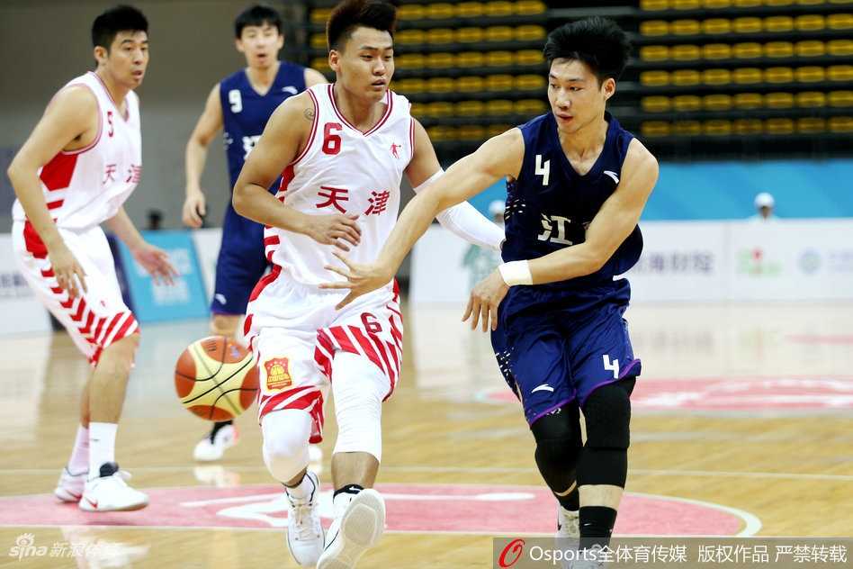 赵睿如闪电般持球直杀江苏队禁区，他巧妙利用身体倚住防守球员，手腕轻抖完成一次高难度的拉杆上篮，篮球在空中划出一道优美的弧线。