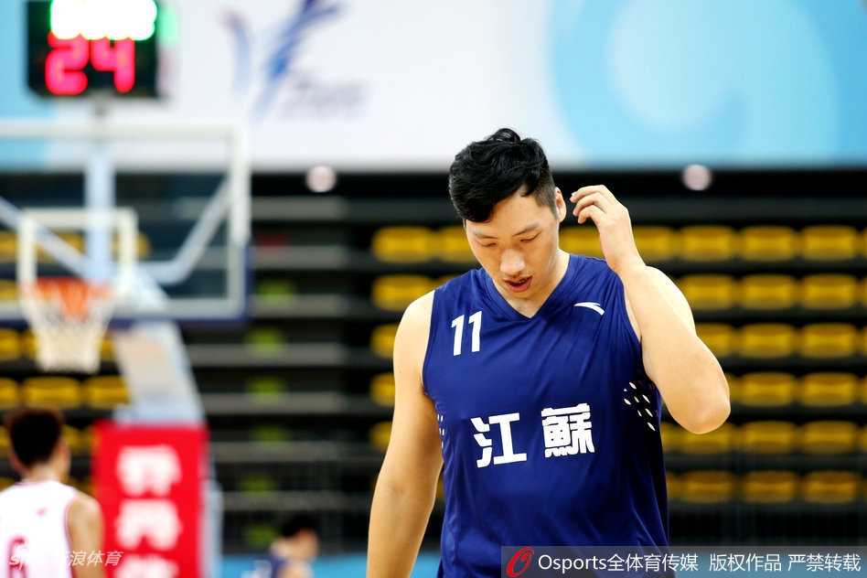 解放军内线余晨在篮下遭遇北京队三人包夹，他咬牙顶住防守，硬生生将球举起，利用强壮的身体挤出空间完成了一次势在必得的强攻。