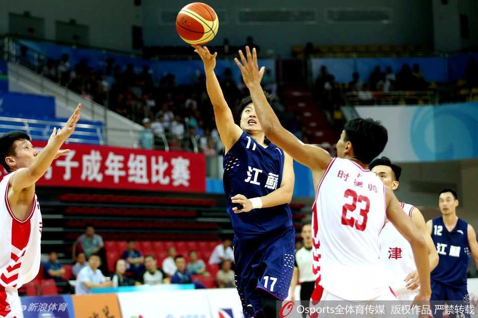 方硕在比赛最后时刻出手绝杀球后，篮球还在空中飞舞，全场观众屏息凝视，时间仿佛在这一瞬间凝固，只剩下那颗决定命运的篮球。