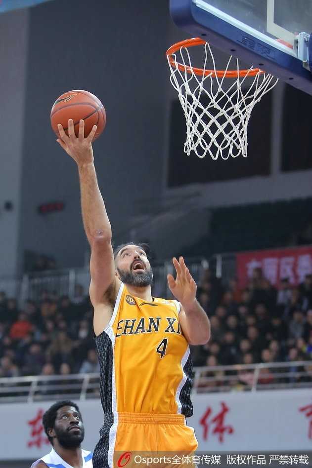 终场哨响，天津队球员难掩失落，杰特与斯科拉英雄相惜般拥抱致意，此刻胜负已分，但拼搏的精神永存。