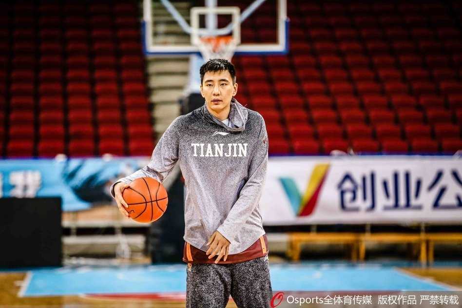 训练场上，威廉姆斯高高跃起试图封盖队友的上篮，修长的臂展在空中织成一张大网，防守端的威慑力尽显无疑。