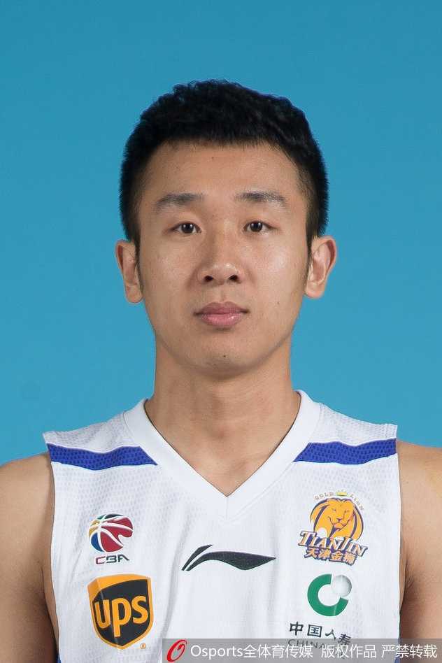 大外援霍尔曼在禁区展现统治力，他高高跃起，隔着防守球员完成一记势大力沉的单手劈扣，引爆全场。