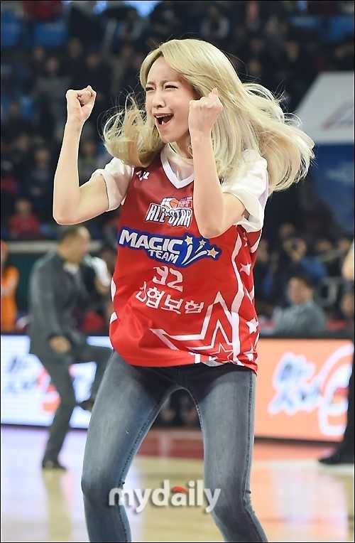 舞台上，五名成员排列成极具冲击力的队形，徐慧潾在中间展现出自信的表情，身后的炫酷灯光与她们的舞台服装交相辉映，营造出演唱会般的恢弘气势。