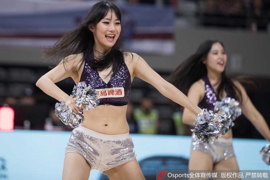 侧后方视角捕捉到宝贝们飞舞的发丝和利落的舞姿，动感的律动仿佛穿透了屏幕，让读者也能感受到现场火爆的热浪。