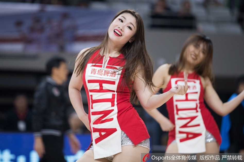 篮球宝贝们随着动感节拍扬起手臂，灿烂的笑容和整齐的动作瞬间点燃全场热情，成为球员身后最靓丽的助威团。